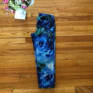 ATHLETA CHATURANGA CAPRIS FLORAL‎ PRINT SIZE SMALL